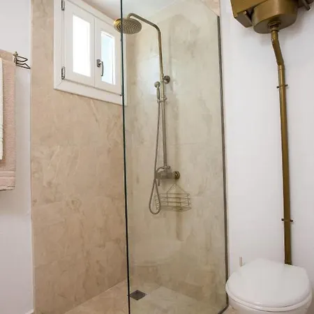 White Rose Semesterbostad Kalithies